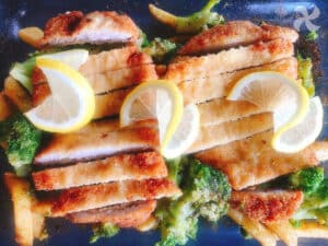 Filetes de pollo al limón con brócoli especiado y patatas