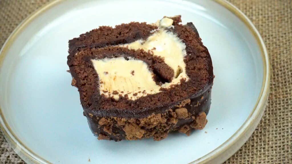 Pionono de chocolate con caramelo