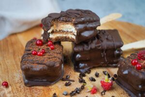 Helados de galleta con chocolate y crema de queso al caramelo