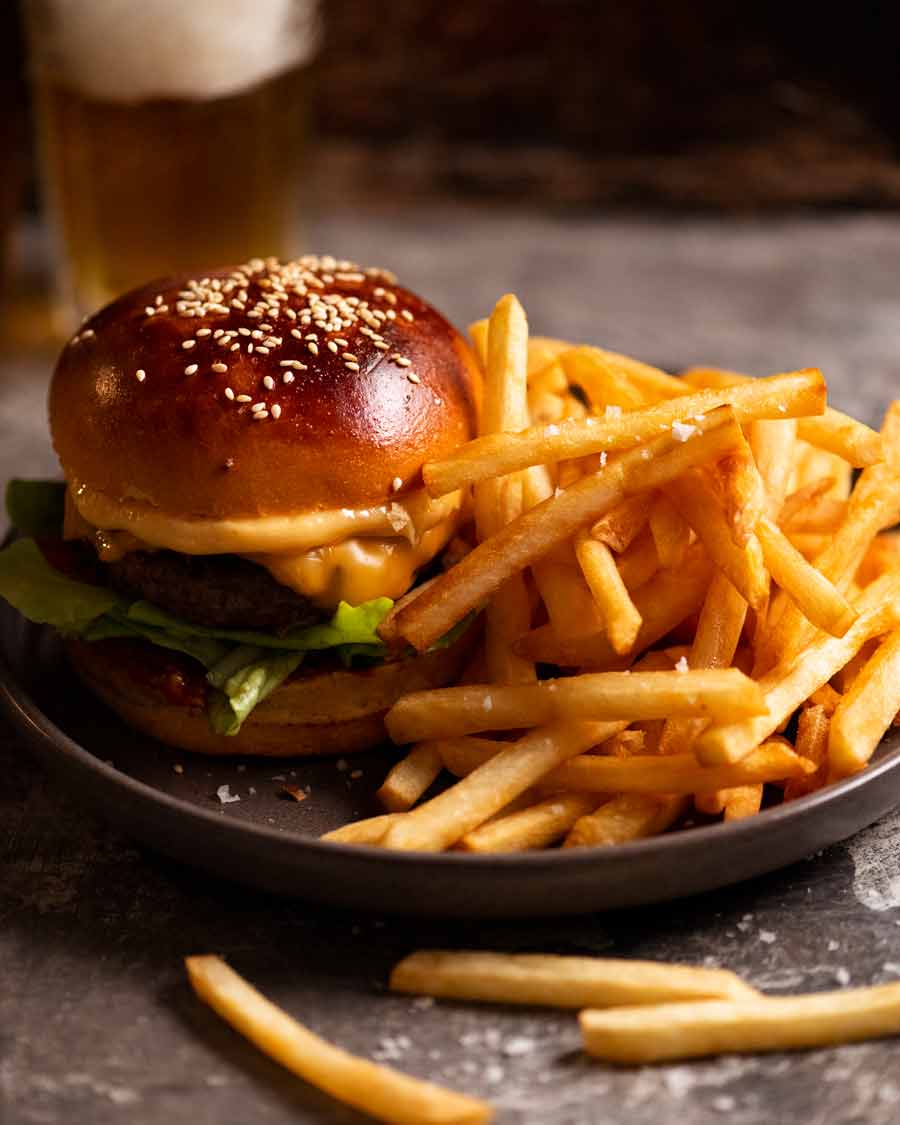 Receta de papas fritas con hamburguesa con queso lista para comer