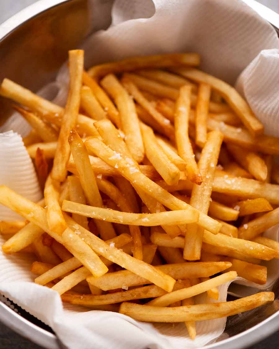 Tazón de papas fritas recién hechas
