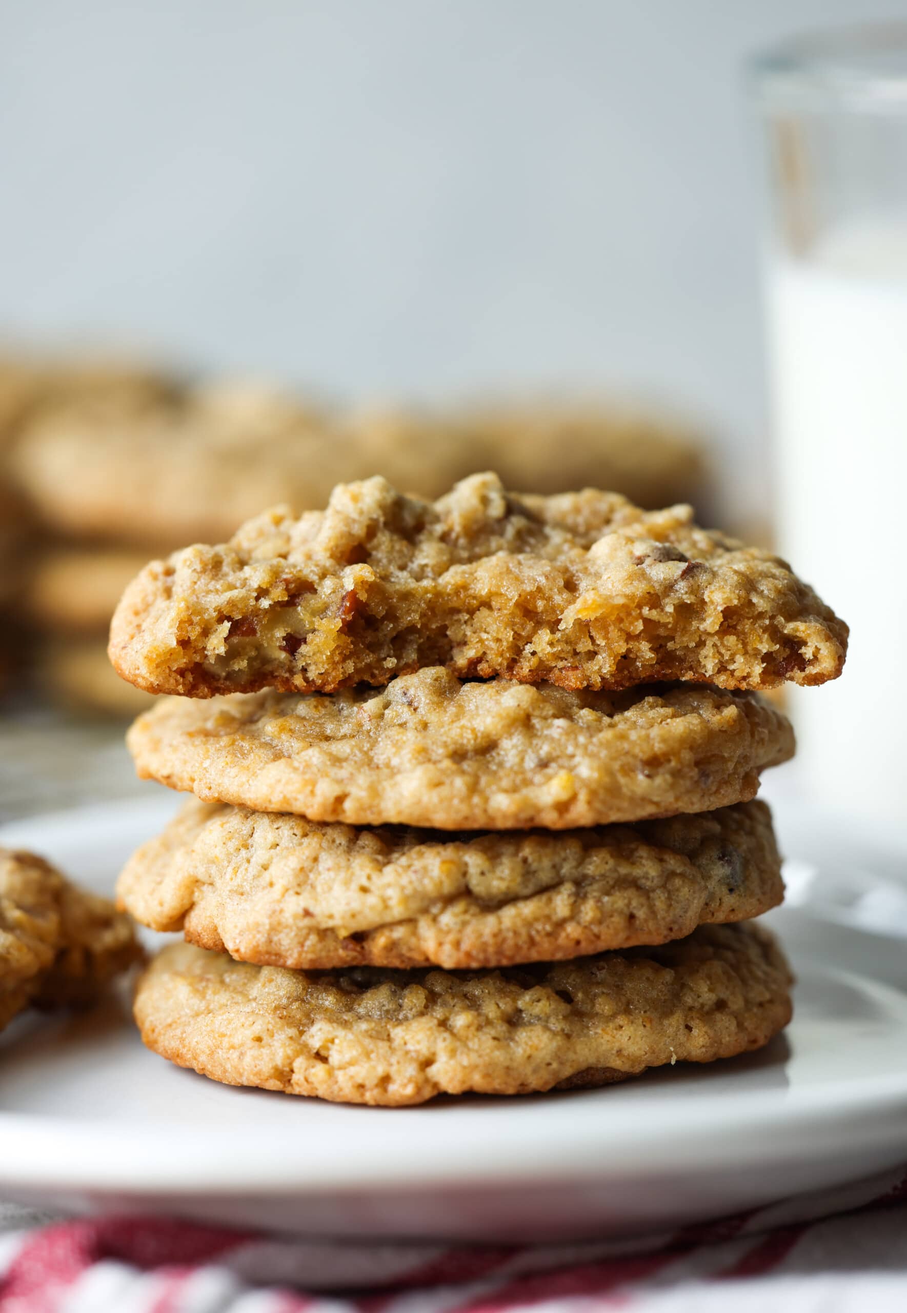 galletas de nuez apiladas en un plato