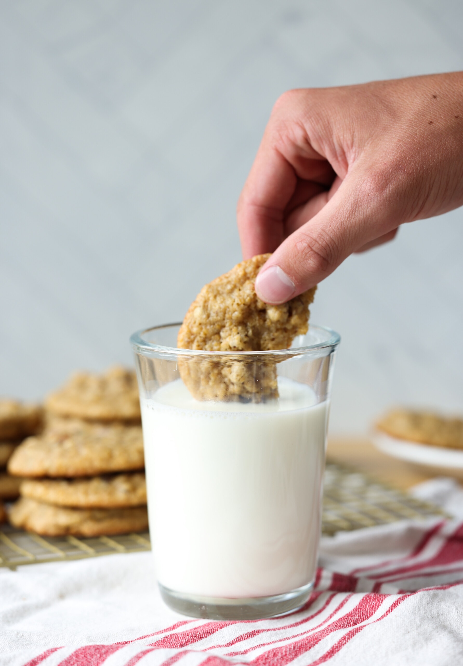 mojando una galleta de nuez en leche