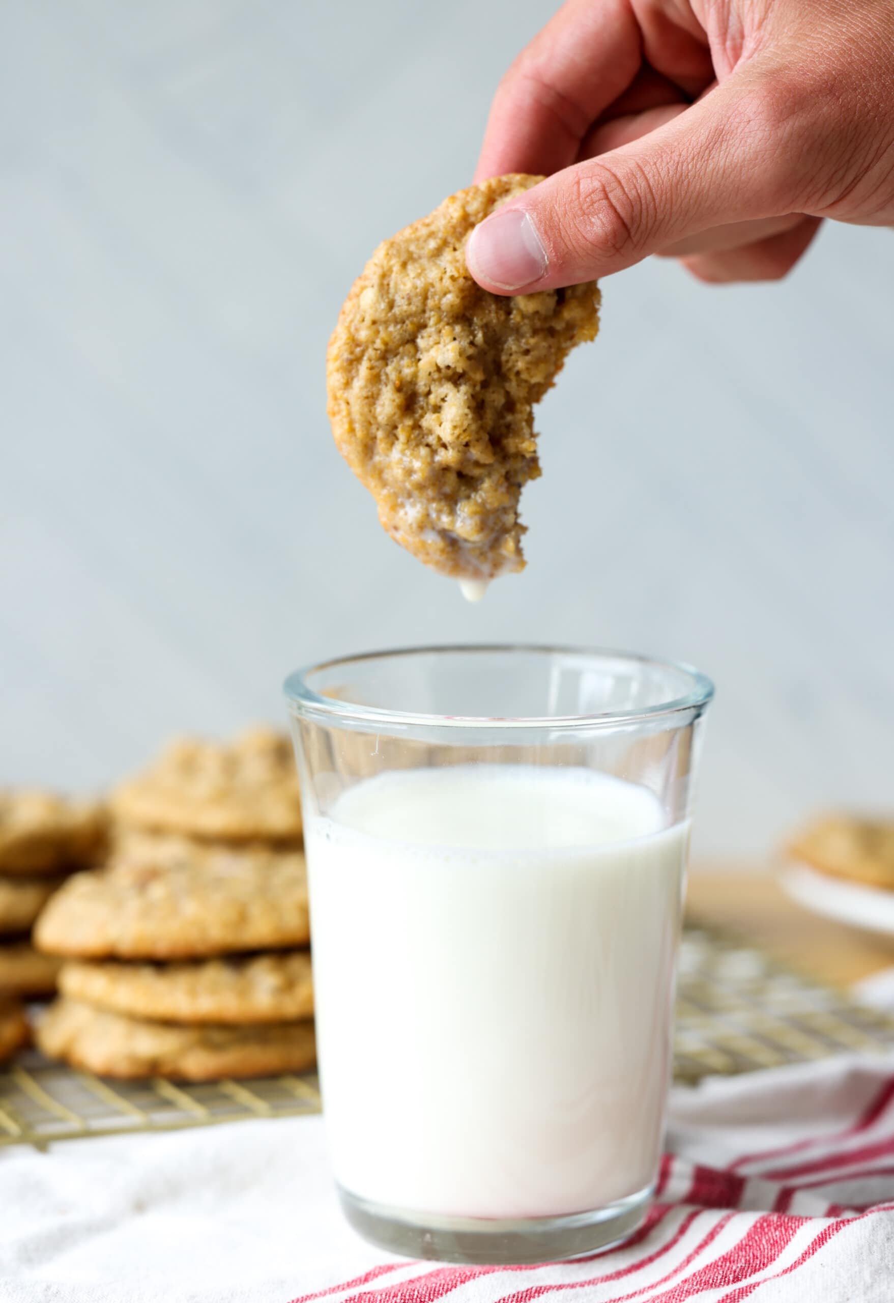mojando una galleta en leche