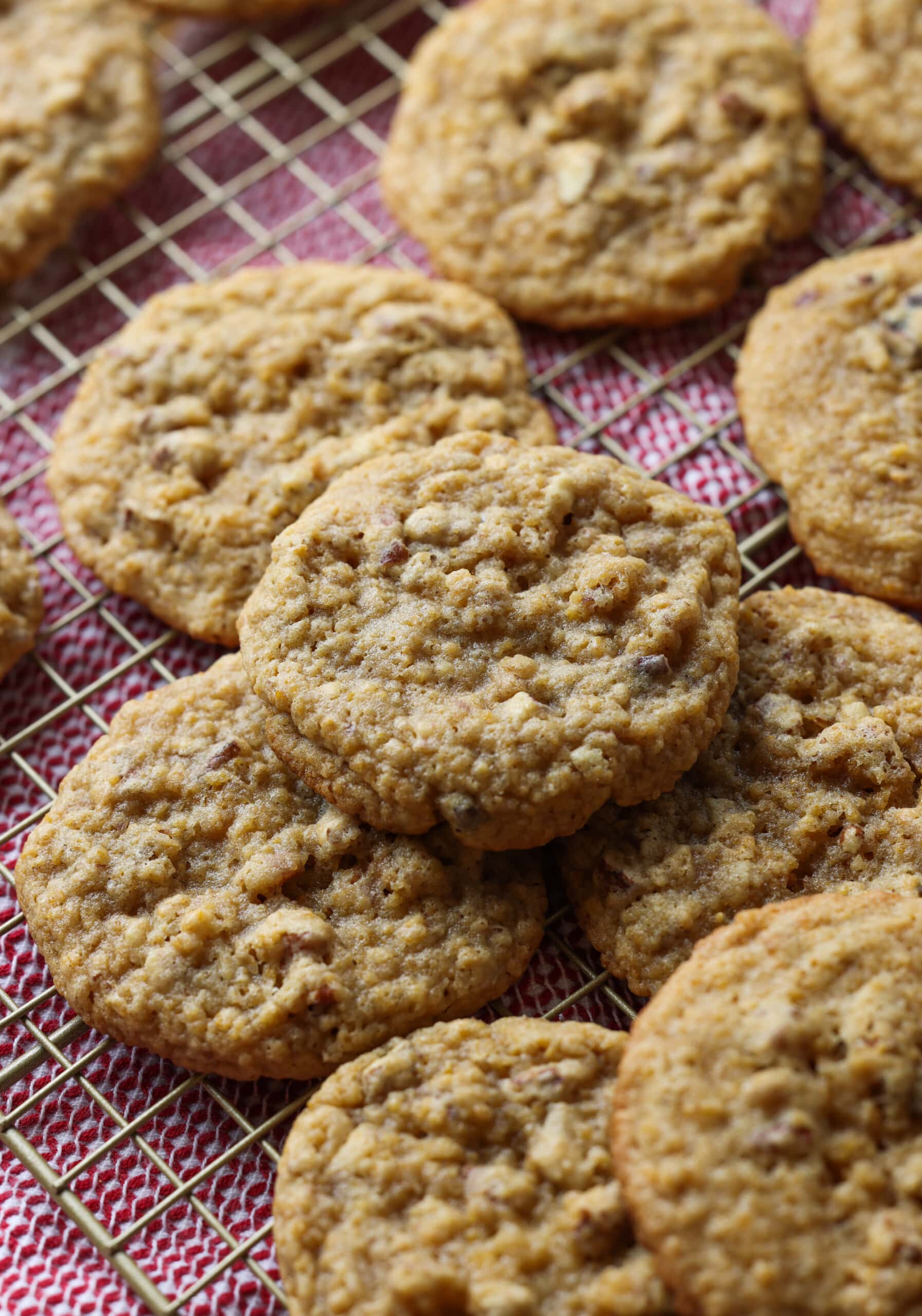 Galletas masticables de nuez en una rejilla para enfriar