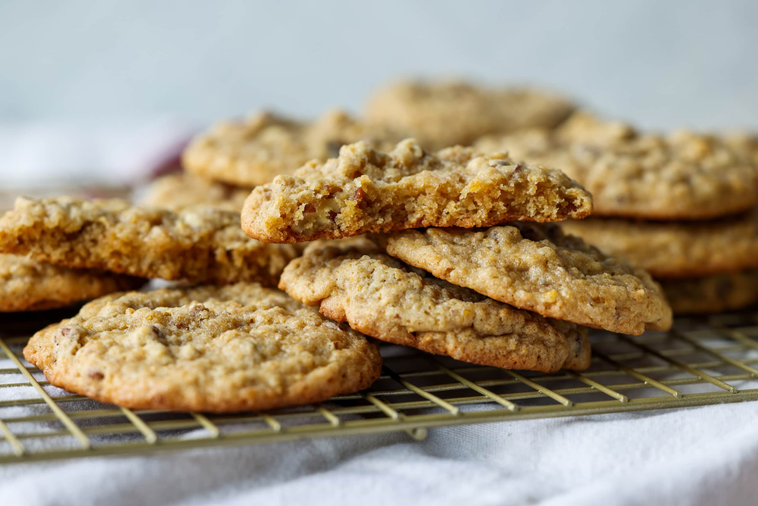 galletas de nuez apiladas en una rejilla de enfriamiento de alambre