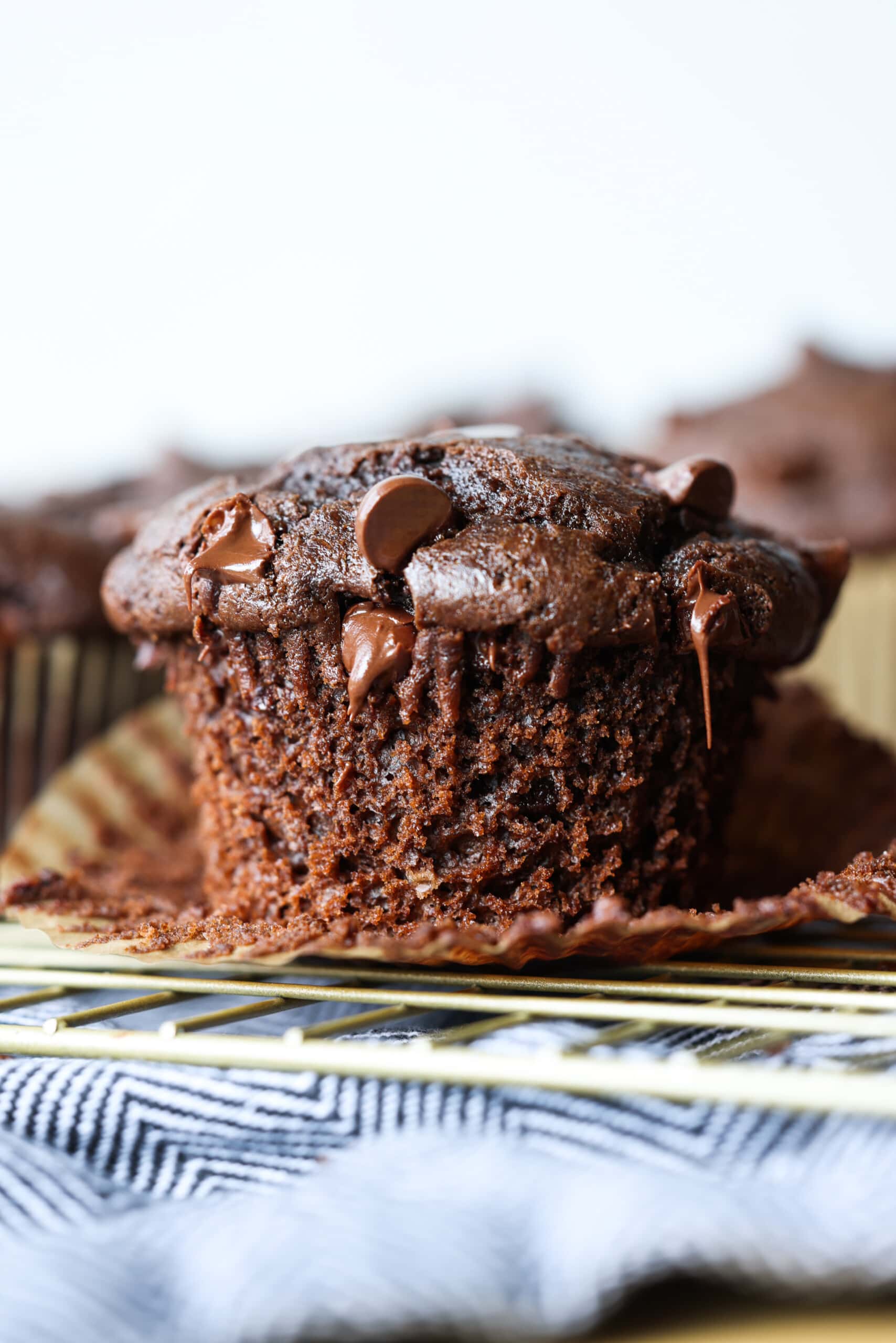 muffin de chocolate sin envolver con chips de chocolate derretido