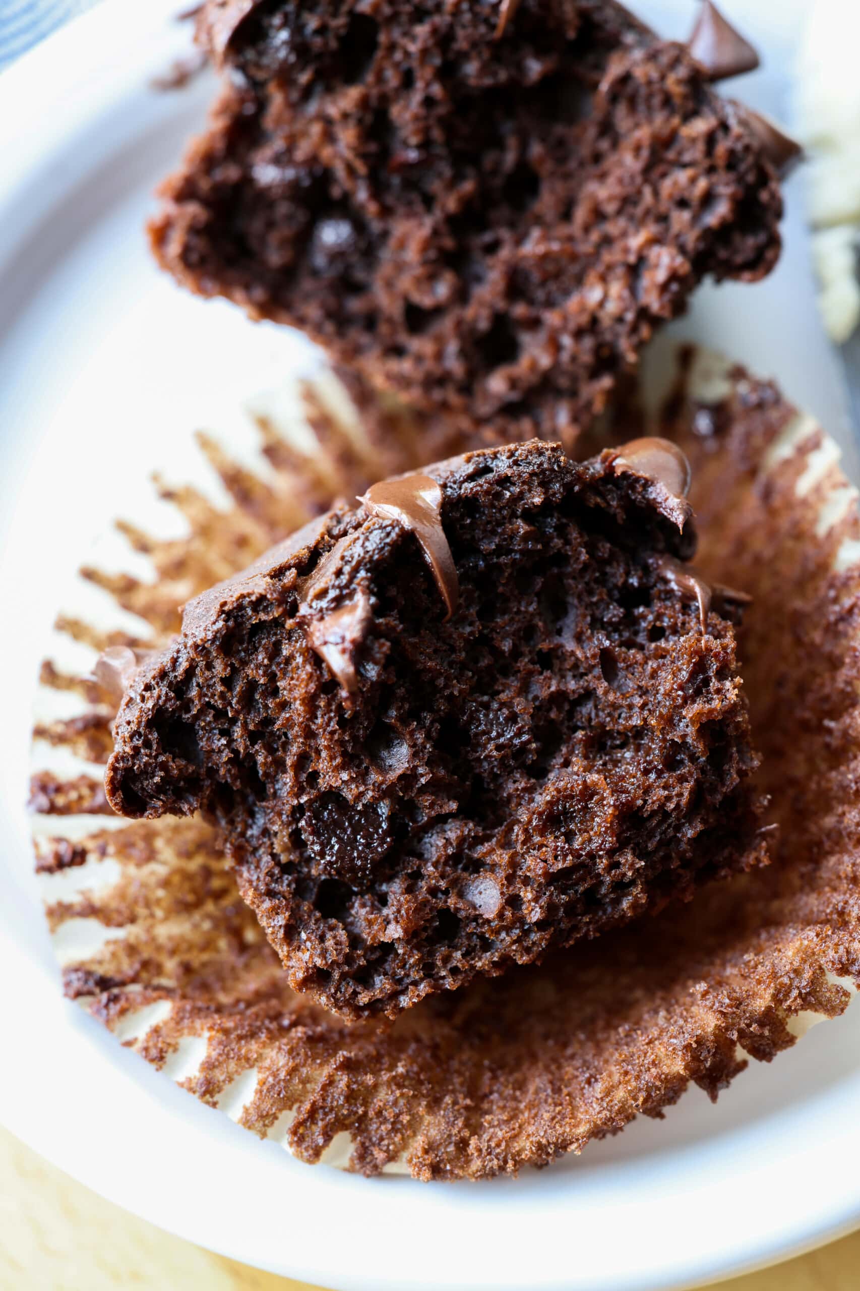 muffin de chocolate cortado por la mitad en un molde para cupcakes