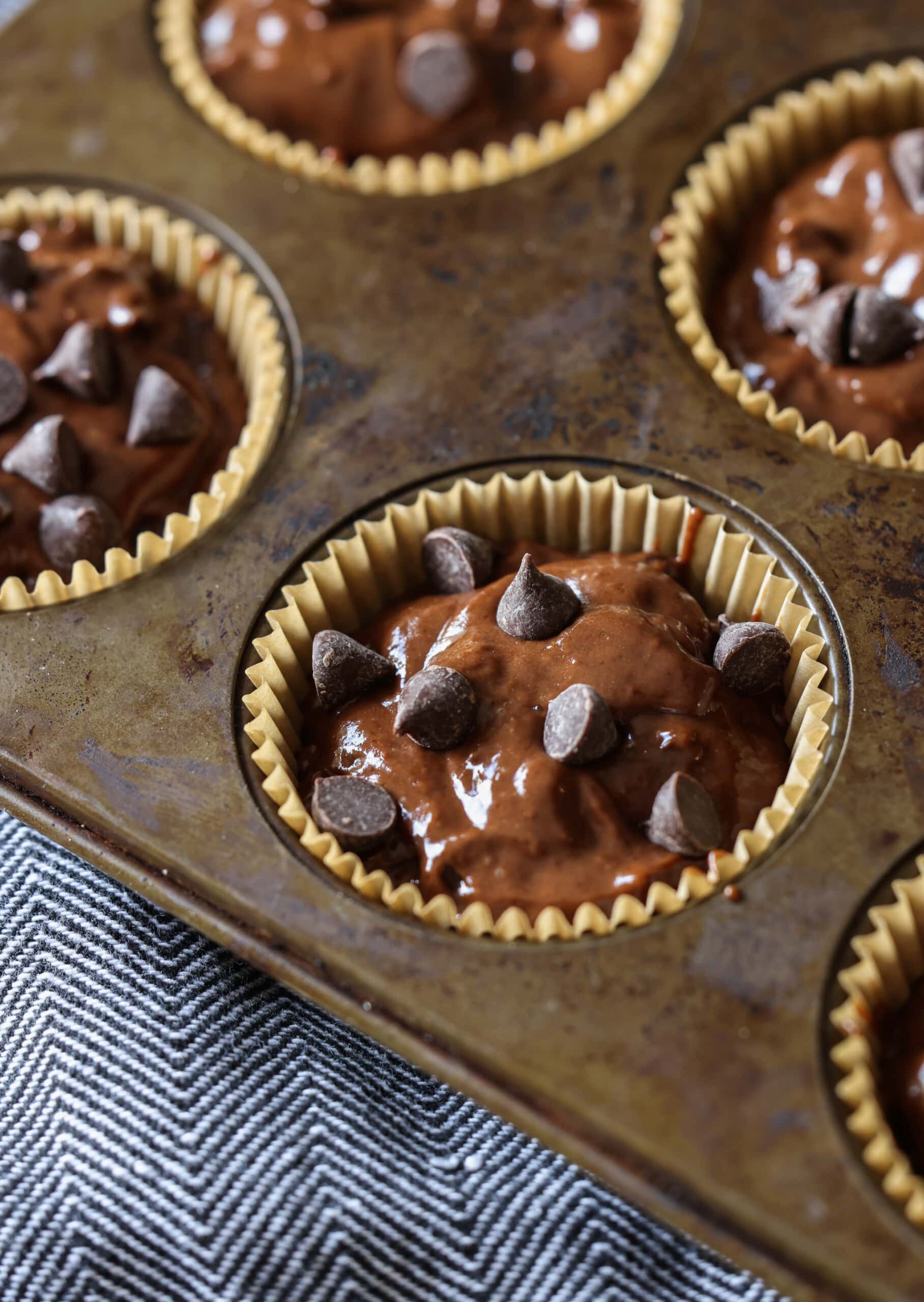 masa para muffins de chocolate en un forro en un molde para muffins