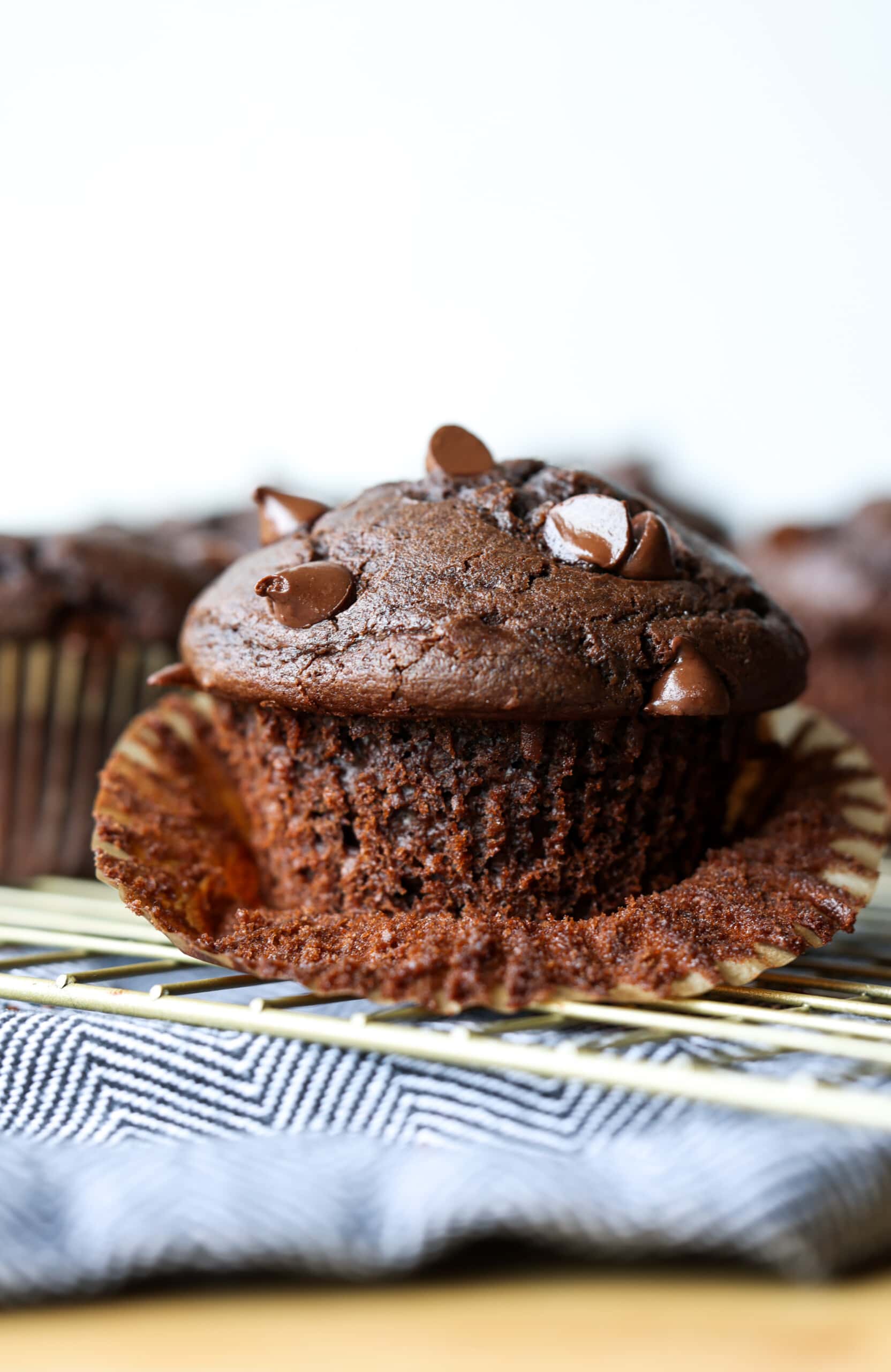 muffin de chocolate con chispas de chocolate sin envolver