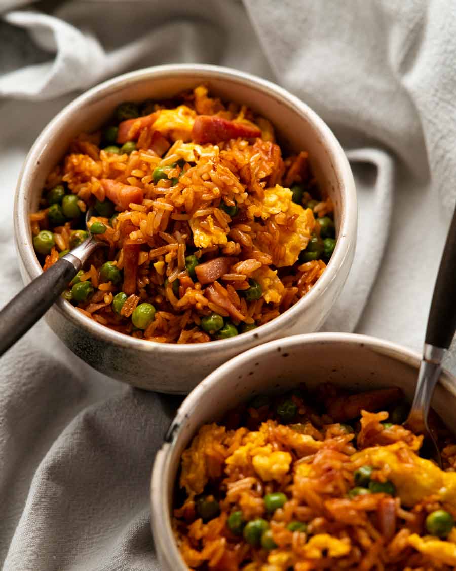 Arroz frito vietnamita rojo en un bol listo para ser comido