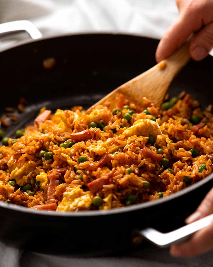 Cocinar arroz frito rojo vietnamita