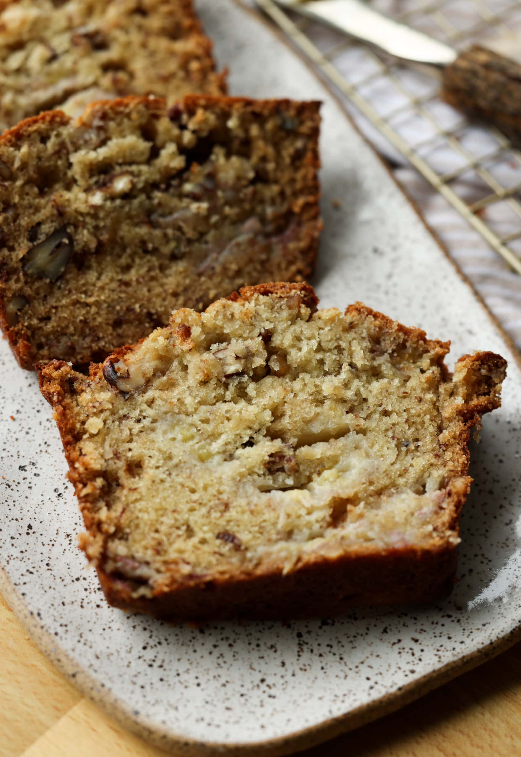 rebanadas de pan de plátano con mantequilla y nueces