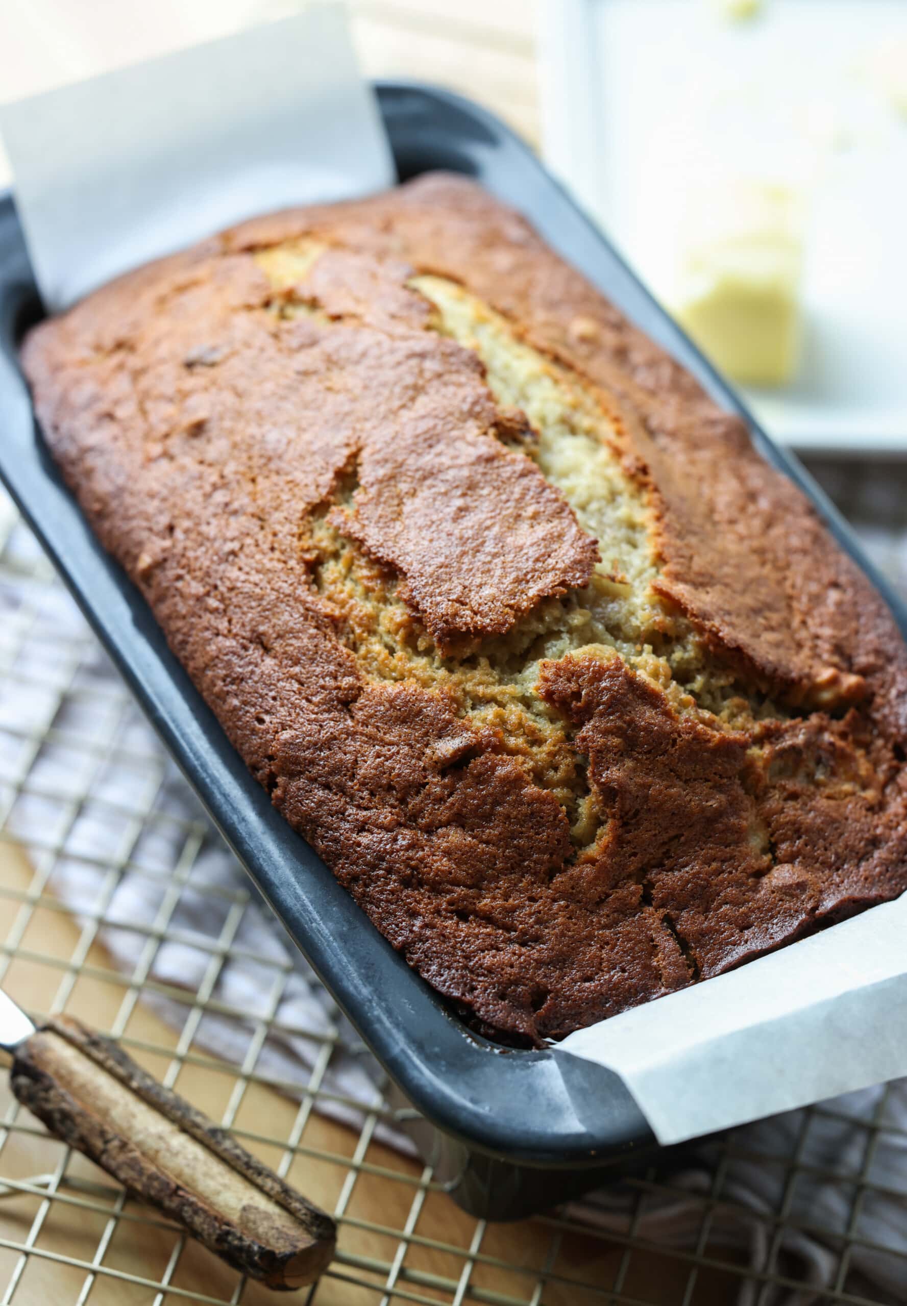 hogaza de pan de plátano en molde para pan