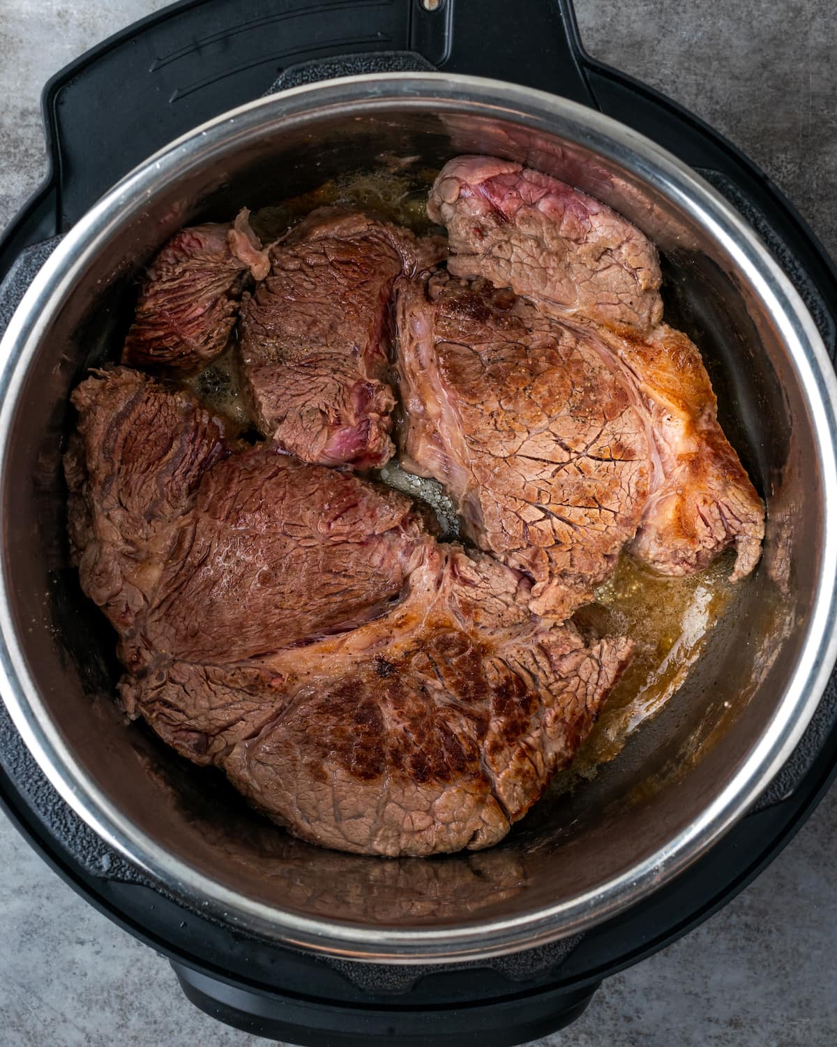 Chuck asado sellado dentro de Instant Pot.