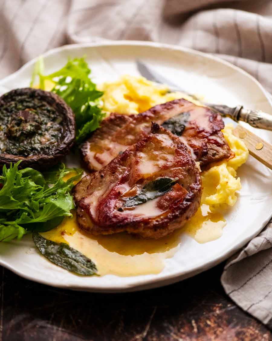 Saltimbocca en un plato, listo para comer