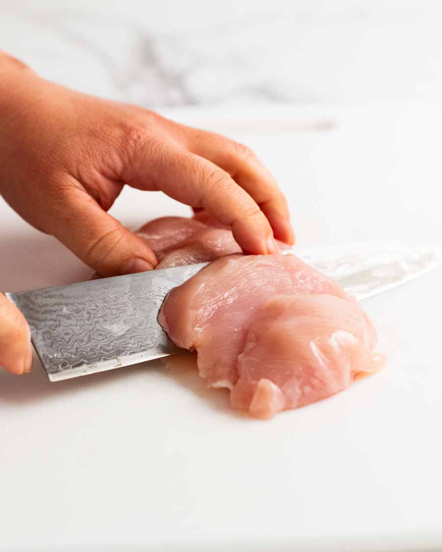 Preparando pechuga de pollo para hacer Pollo Saltimbocca