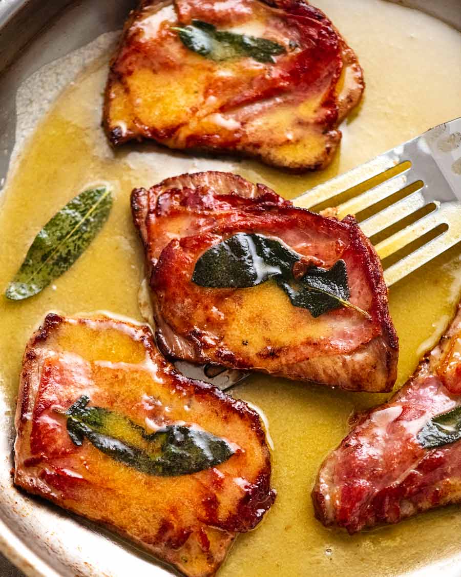 Saltimbocca recién hecha en una sartén lista para servir
