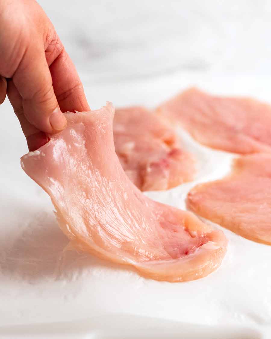 Preparando pechuga de pollo para hacer Pollo Saltimbocca
