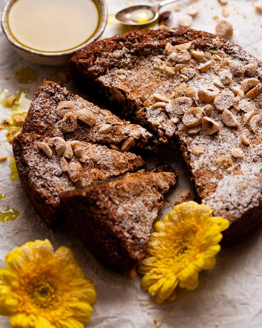 Tarta de avellanas con aceite de oliva recién hecha lista para servir