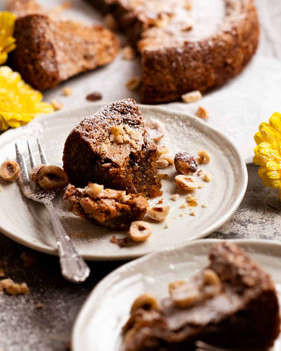 Tarta de avellanas con aceite de oliva en un plato listo para comer
