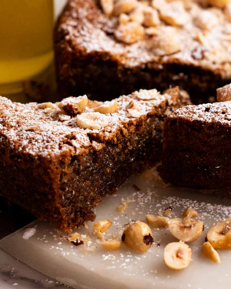Sacando un trozo de bizcocho de avellanas con aceite de oliva