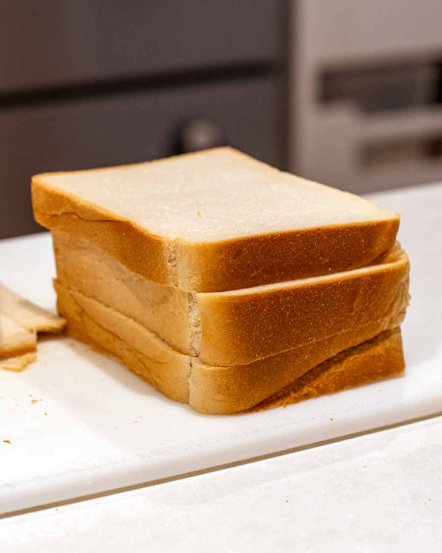 Pila de pan listo para hacer picatostes caseros