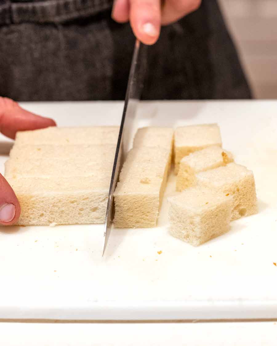 Cortar pan para hacer picatostes caseros