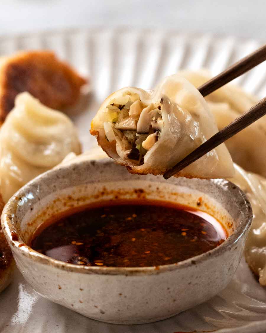 Mostrando el interior de las albóndigas de verduras (Potstickers)