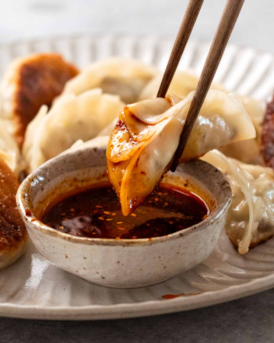 Mojar albóndigas de verduras (Potstickers) en salsa picante de soya