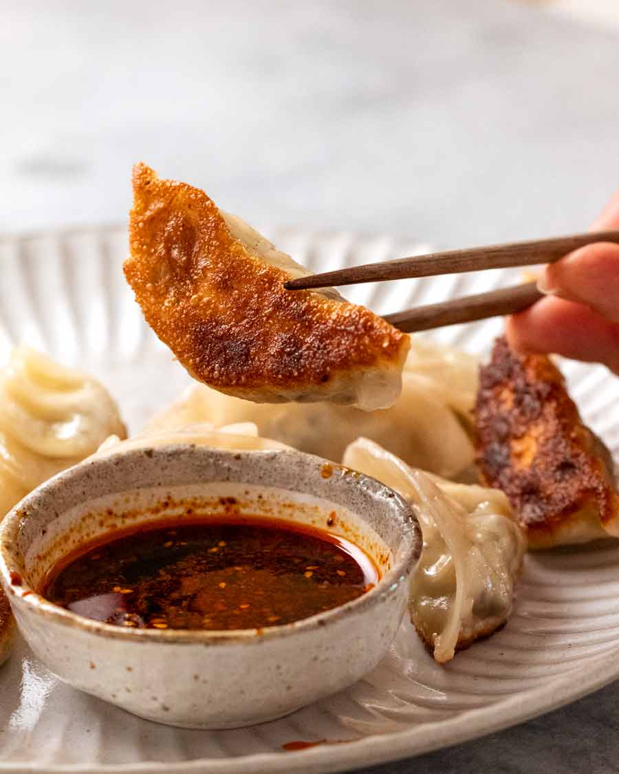 Mostrando la base dorada y crujiente de los dumplings de verduras al vapor (Potstickers)