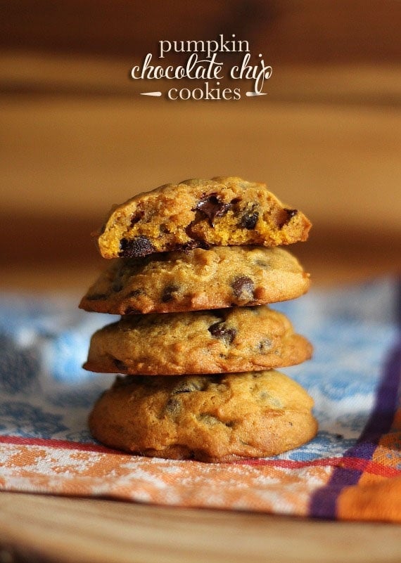 Cuatro galletas de chispas de chocolate con calabaza apiladas.