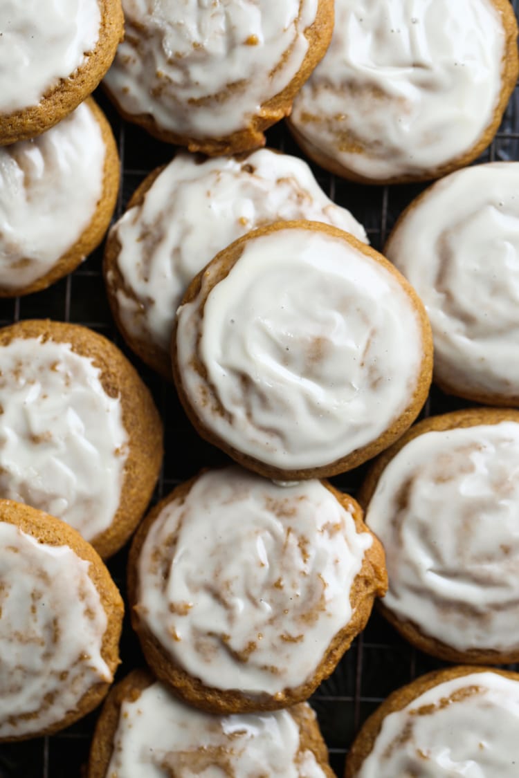 Primer plano de una variedad de galletas de melaza de calabaza.