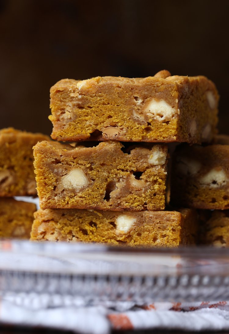 Tres blondies de calabaza apilados con chispas de chocolate blanco.