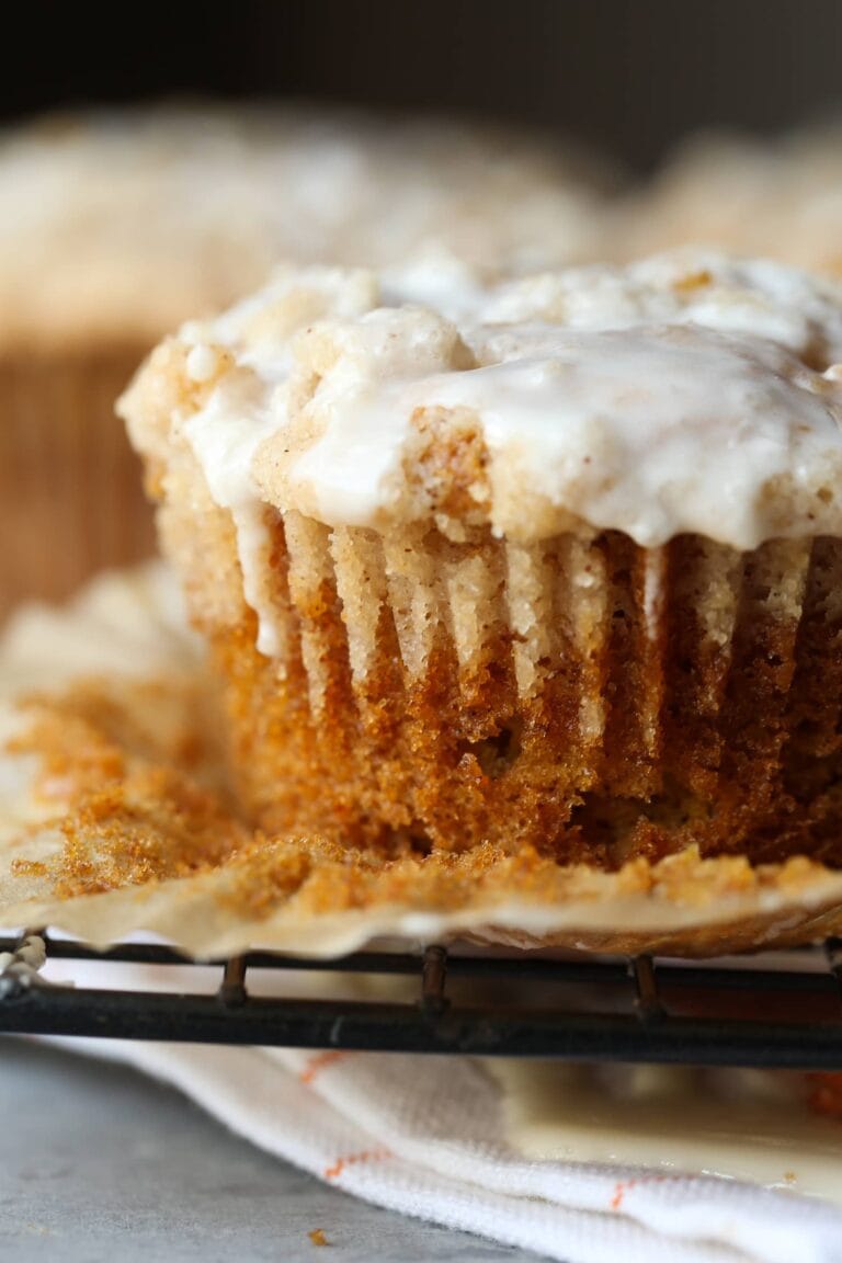 Primer plano de un muffin de calabaza y manzana con glaseado.