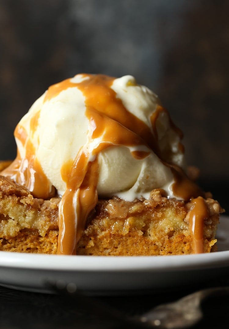 Imagen de Pumpkin Dump Cake con helado y salsa de caramelo