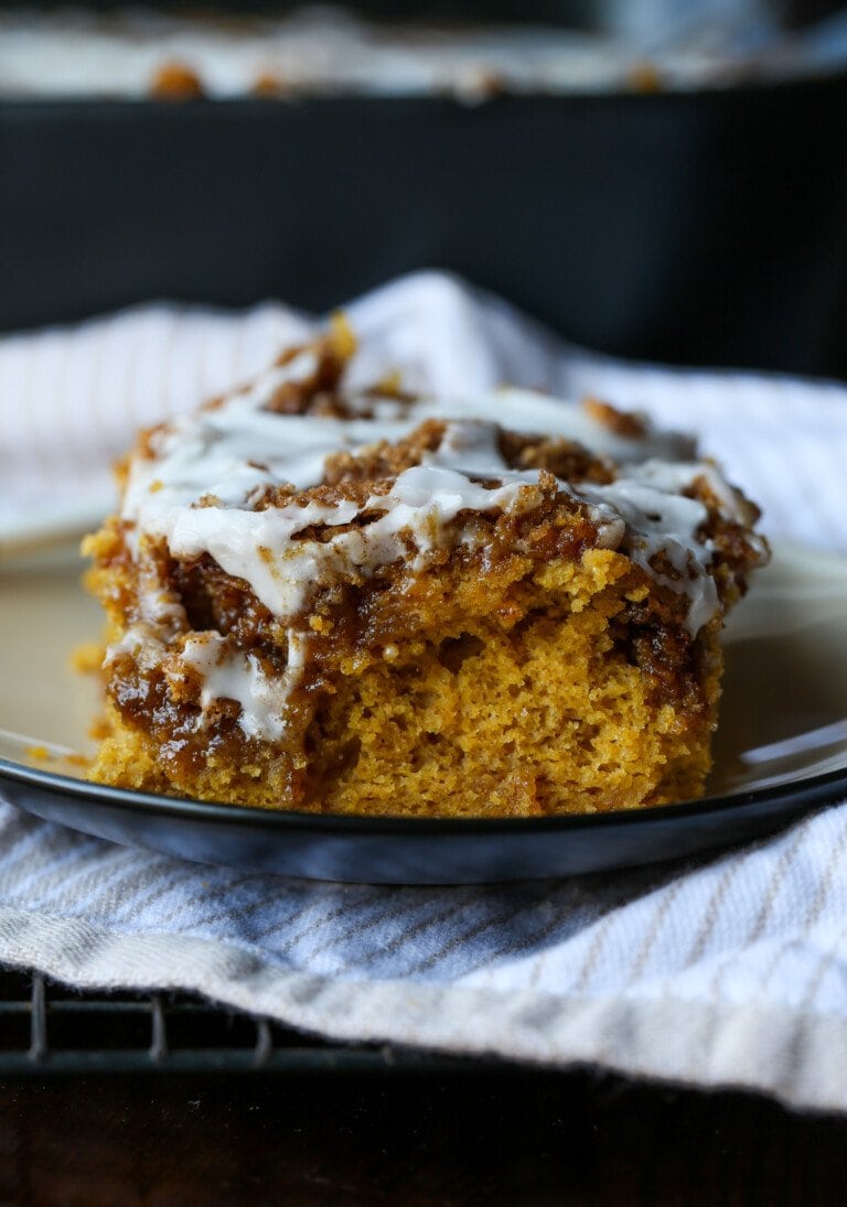 Una rebanada de pastel de rollo de calabaza y canela en un plato.