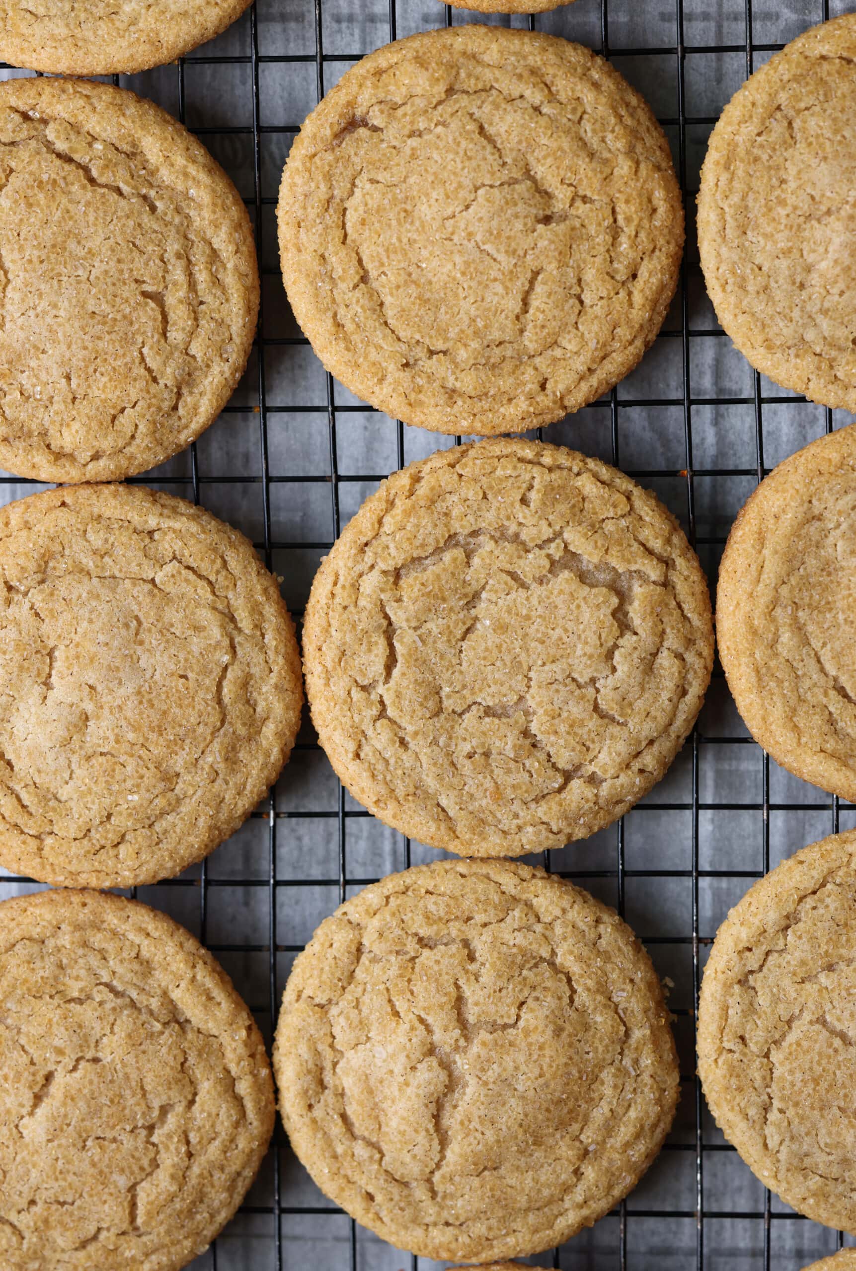 Foto principal Galletas de sidra de manzana Galletas de sidra de manzana en una rejilla para enfriar