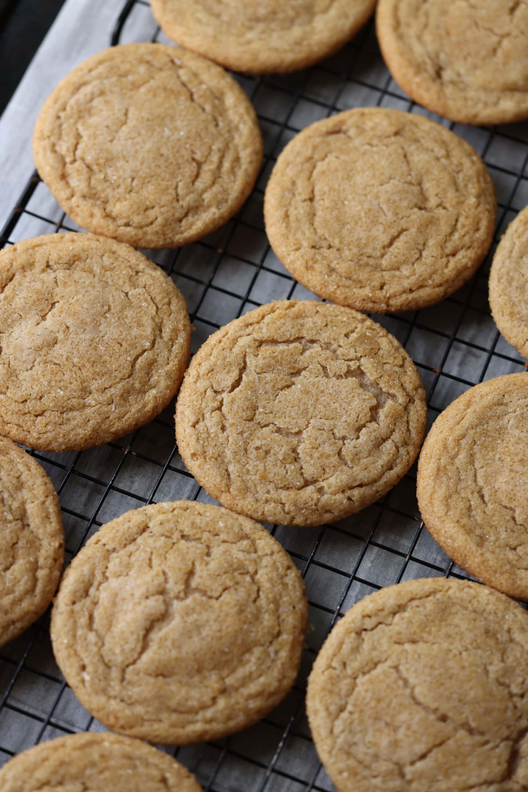 Galletas de sidra sobre una rejilla hechas con sirope de sidra de manzana