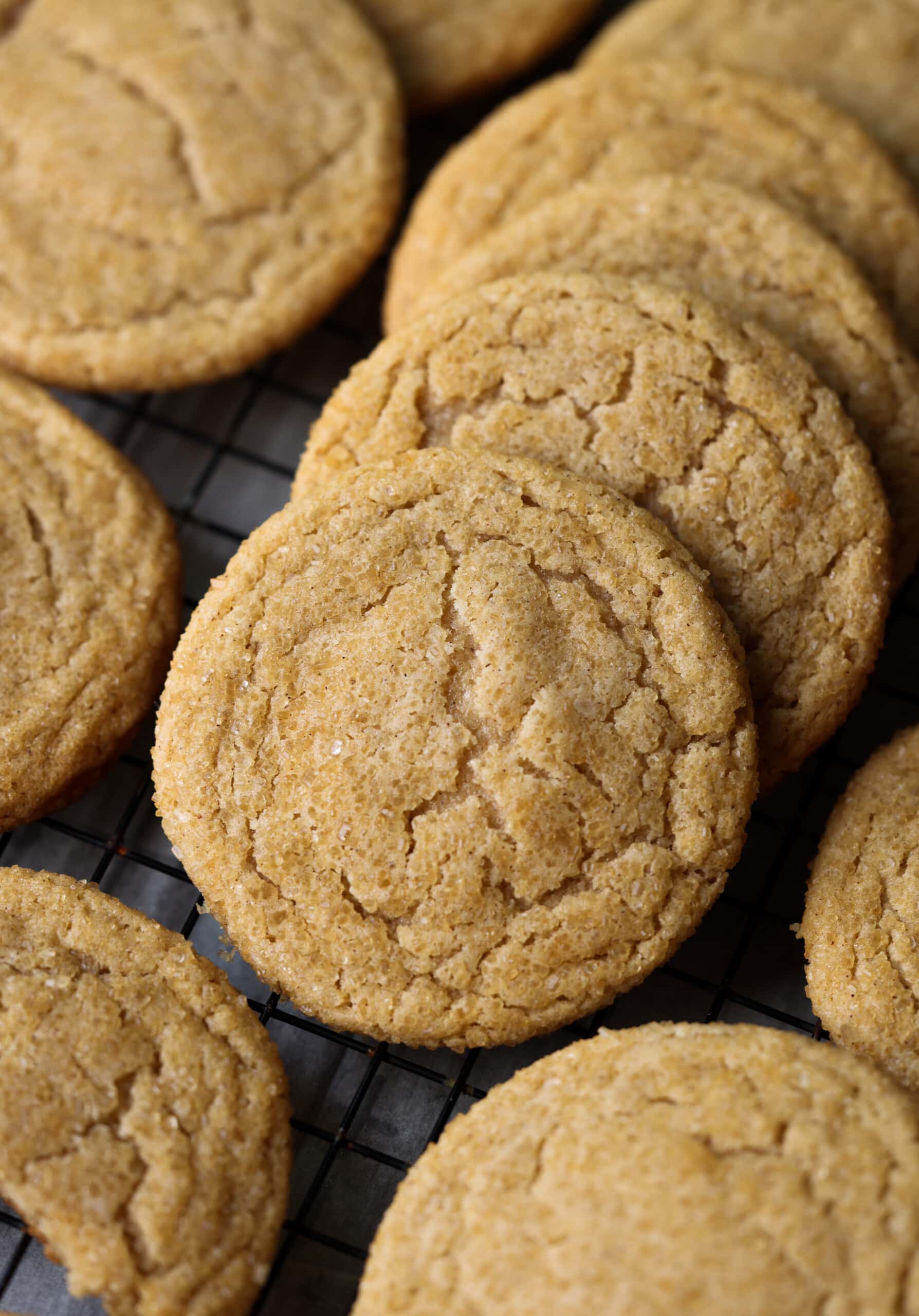 ¡Las galletas de sidra de manzana caseras son masticables y dulces hechas al reducir el jarabe de sidra de manzana en la parada para obtener el máximo sabor a sidra en su galleta! tapas crujientes en galletas de sidra de manzana en una rejilla de alambre