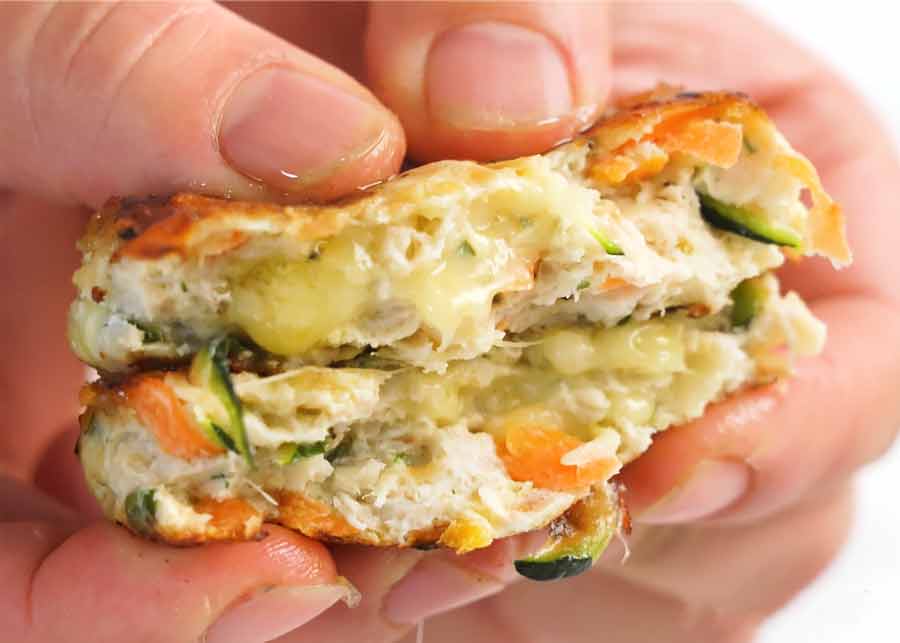 Mostrando bolsillos con queso dentro de croquetas de pollo (empanadas de pollo)