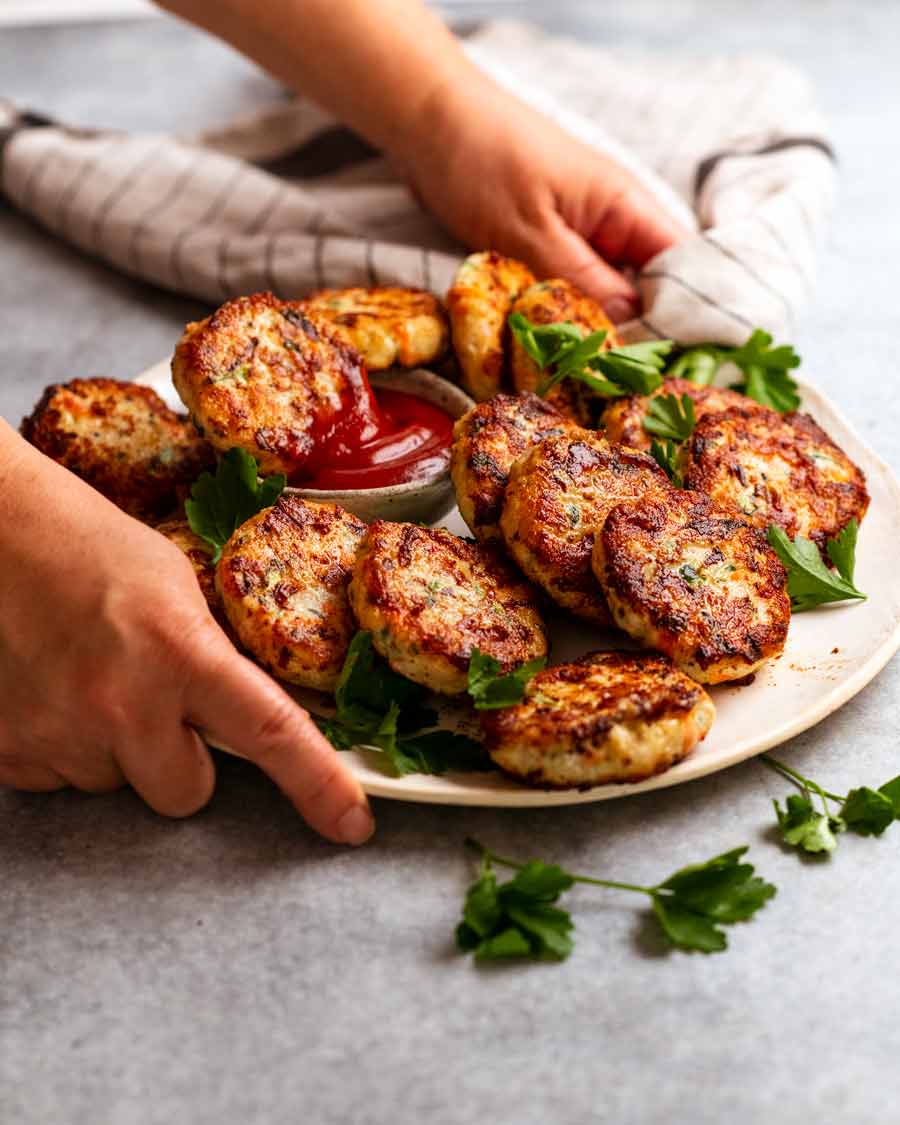 Poner un plato de croquetas de pollo (empanadas de pollo) sobre la mesa