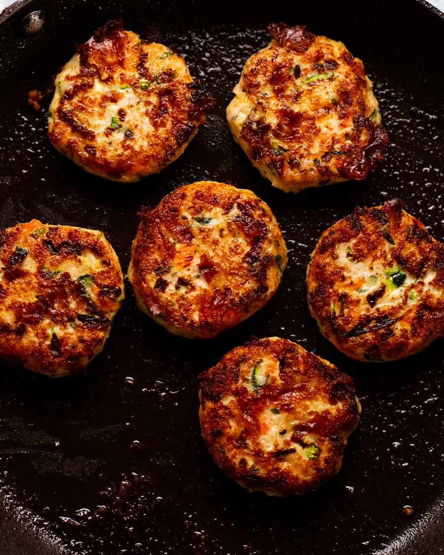 Albóndigas de pollo en una sartén