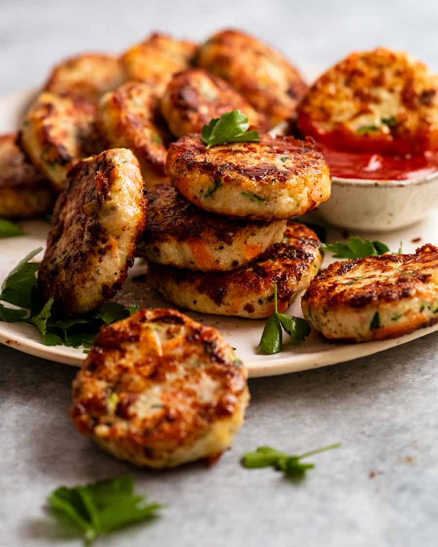 Montón de albóndigas de pollo (empanadas de pollo) en un plato, listo para ser servido