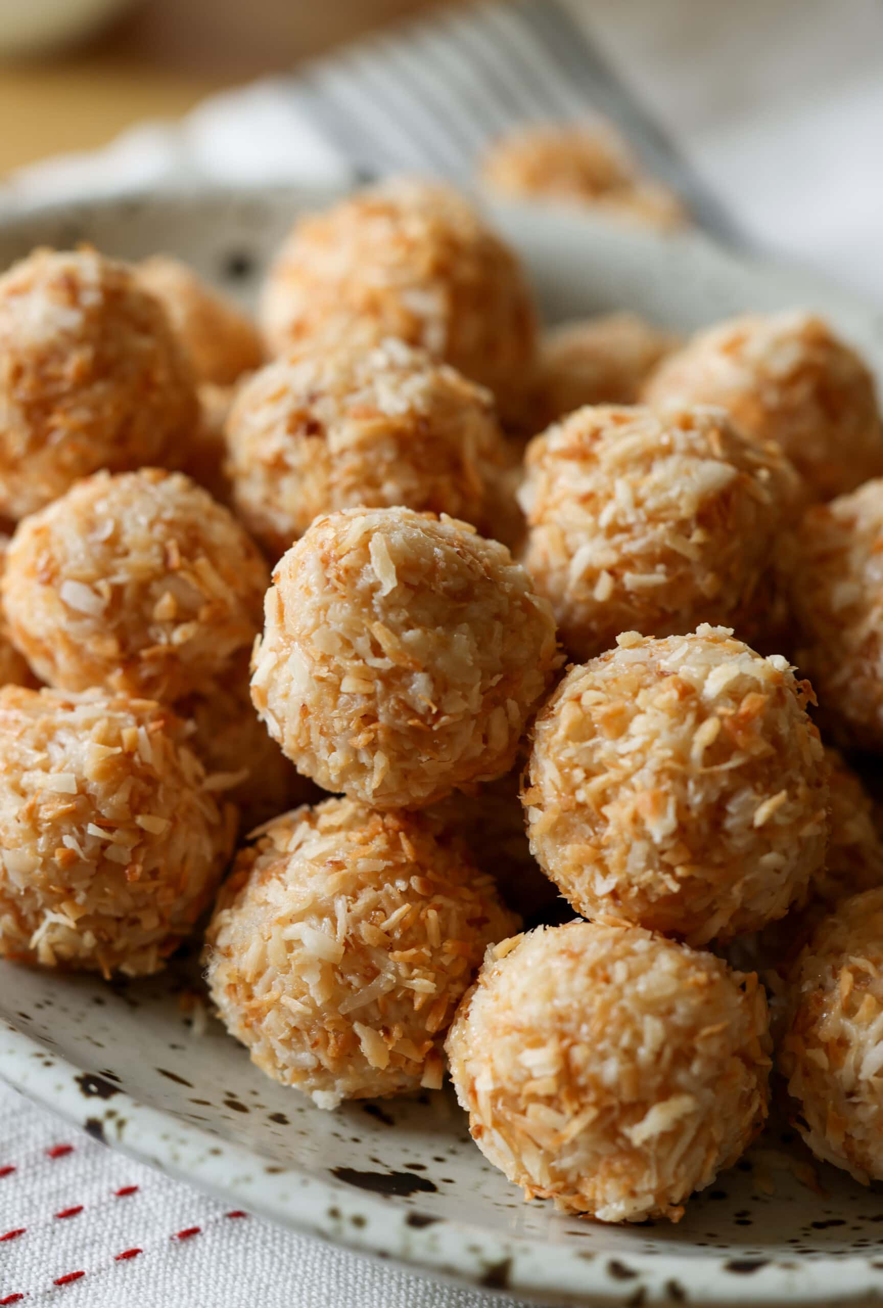 bolas de coco tostado en un plato