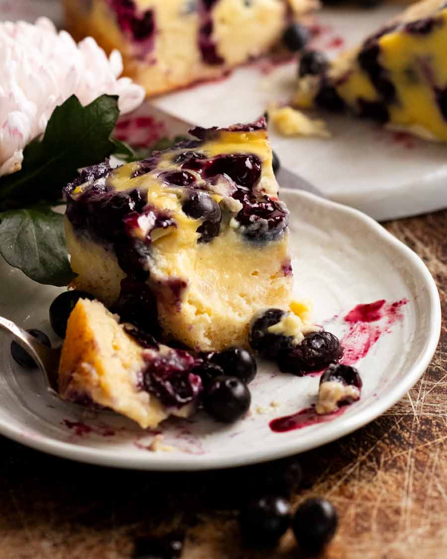 Mostrando la capa cremosa de crema pastelera de Blueberry Custard Cake