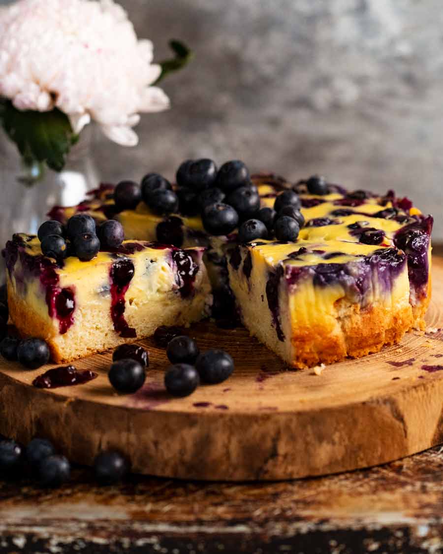 Pastel de crema de arándanos listo para servir