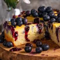Cerca de una rebanada de pastel de flan de arándanos