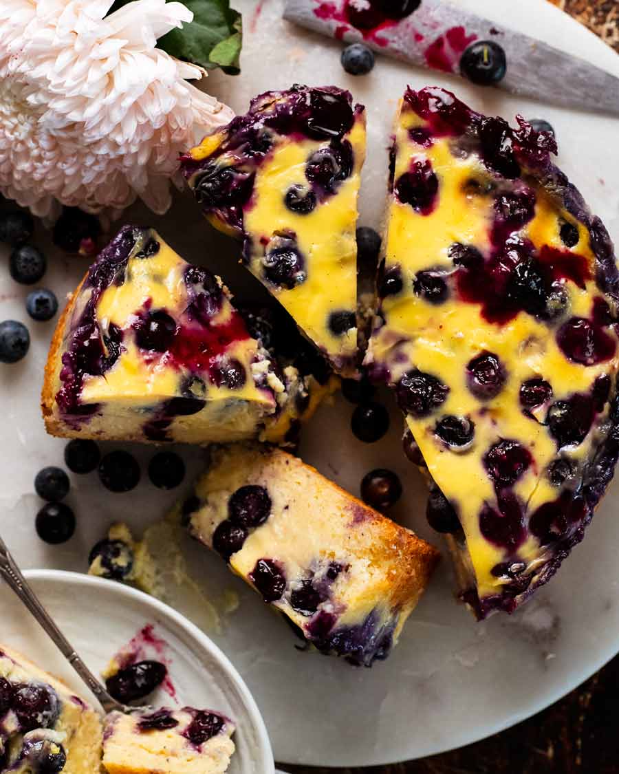 Pastel de crema de arándanos en un plato listo para servir