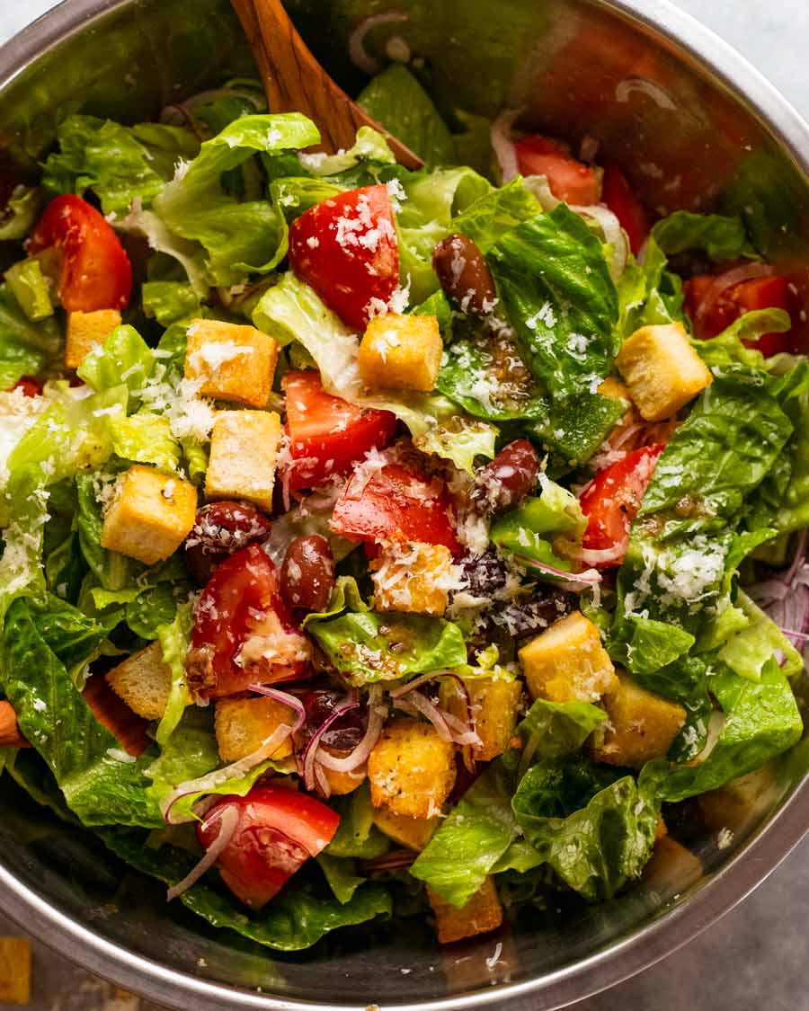 Mega Ensalada Italiana en un bol listo para servir